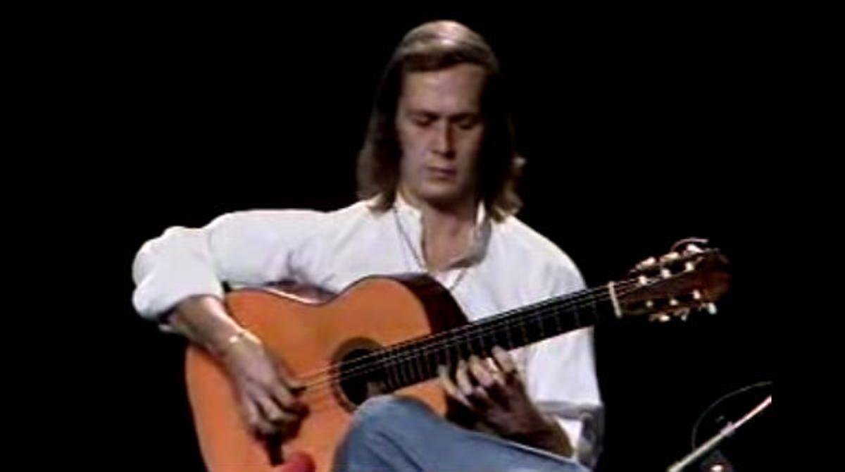 El guitarrista toca la peça de guitarra que combina flamenc i gypsy-jazz.