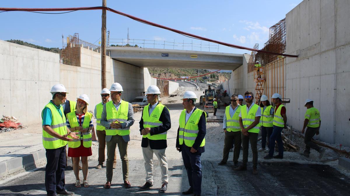 Rosa Medina, Fulgencio Gil y José Ramón Díez de Revenga, este lunes, supervisando las obras del paso inferior del Tramo I de la Ronda Central.