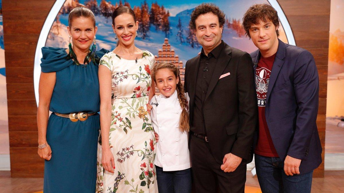 Esther, ganadora de 'Masterchef Junior 5', junto a Eva González y el jurado dal talent culinario de TVE