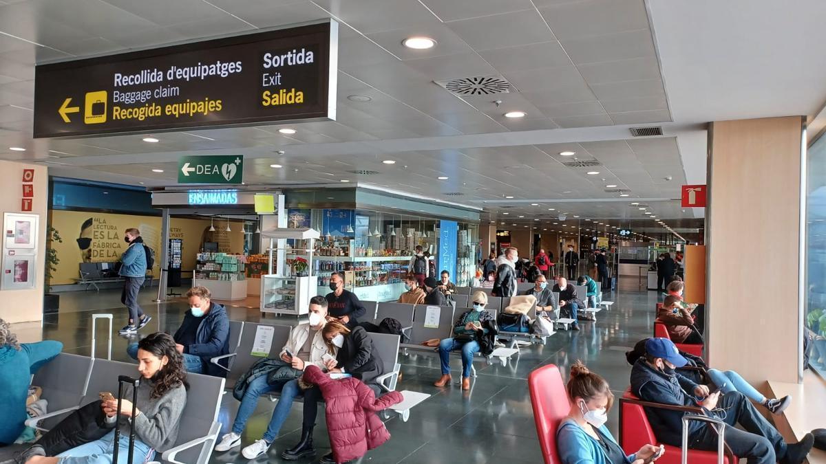 Los pasajeros esperan en la terminal la salida de sus vuelos.