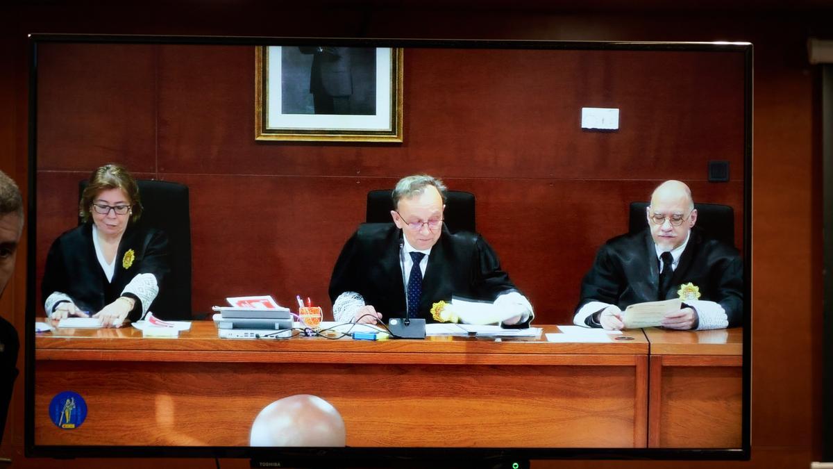 Los magistrados de la Audiencia Provincial durante la retransmisión de la sesión previa.