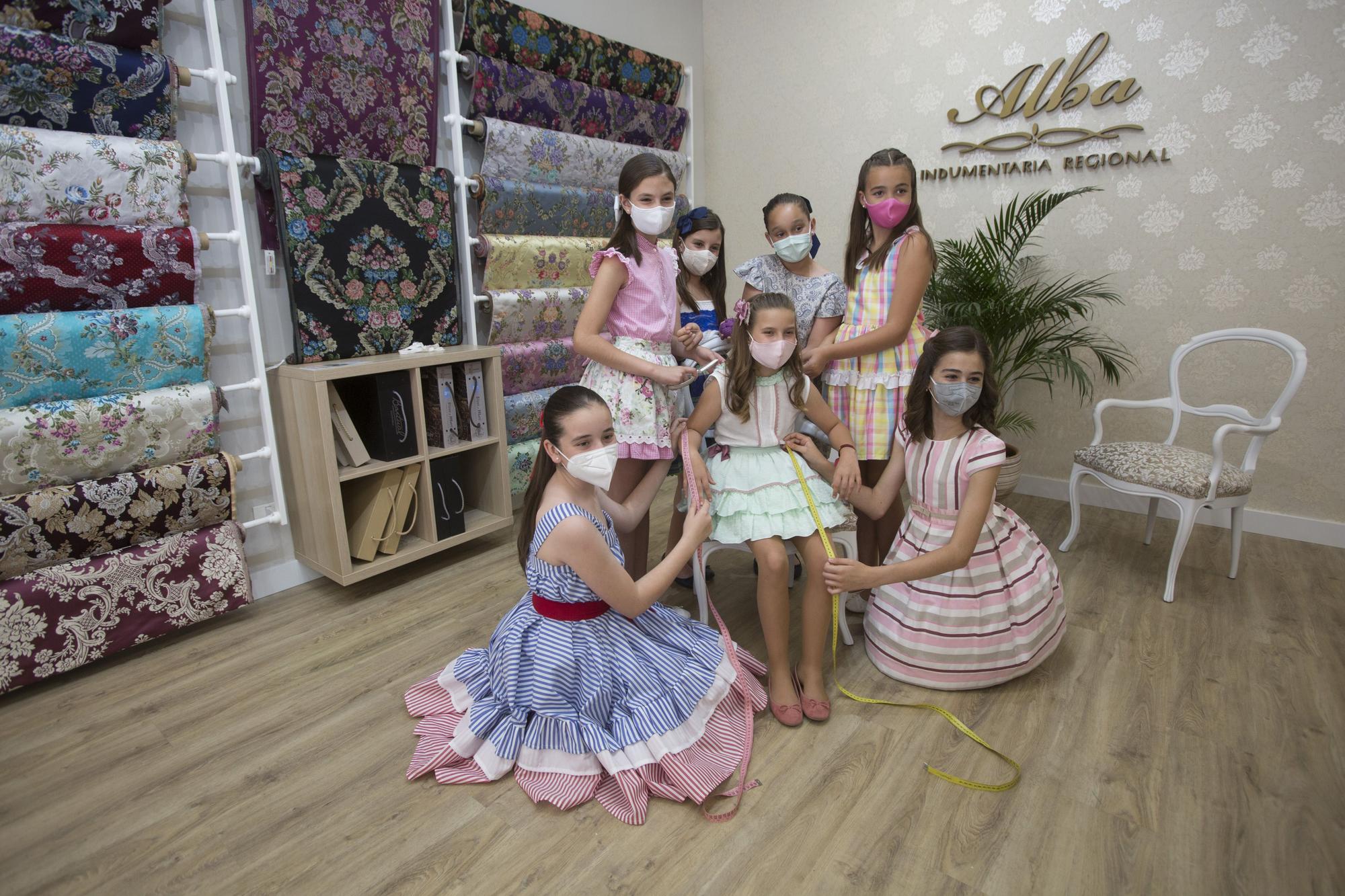 Toma de medidas a la Bellea del Foc Infantil y a sus damas