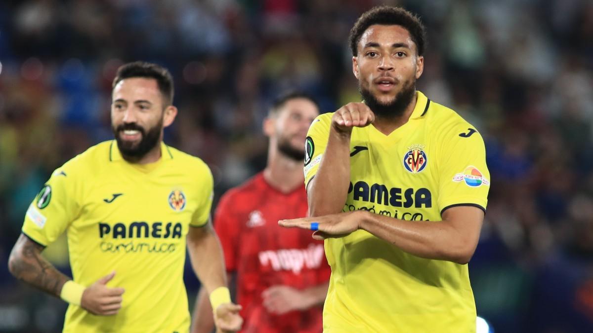 El delantero holandés del Villarreal, Arnaut Danjuma, celebra tras marcar el 2-1