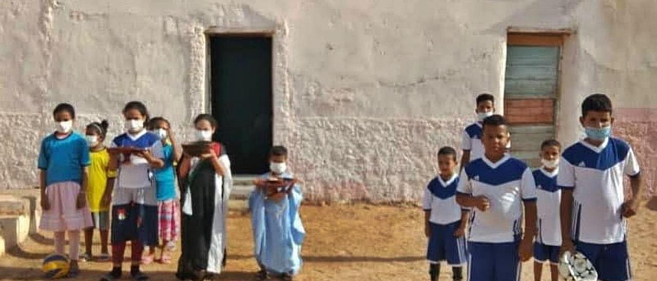 Niños saharauis en las «vacaciones alternativas» que se celebran estos días en los campamentos.