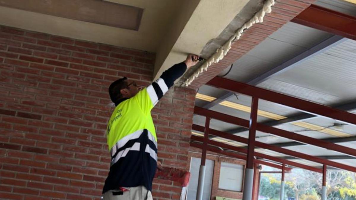 Un operario realizando obras en uno de los colegios.