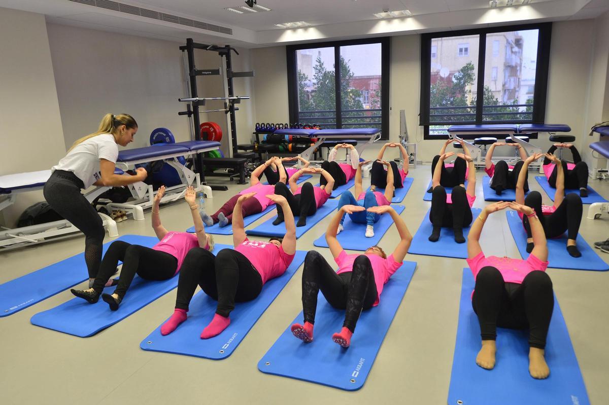 Práctica de gimnasia terapéutica en el CEU de Elche para mejorar el suelo pélvico