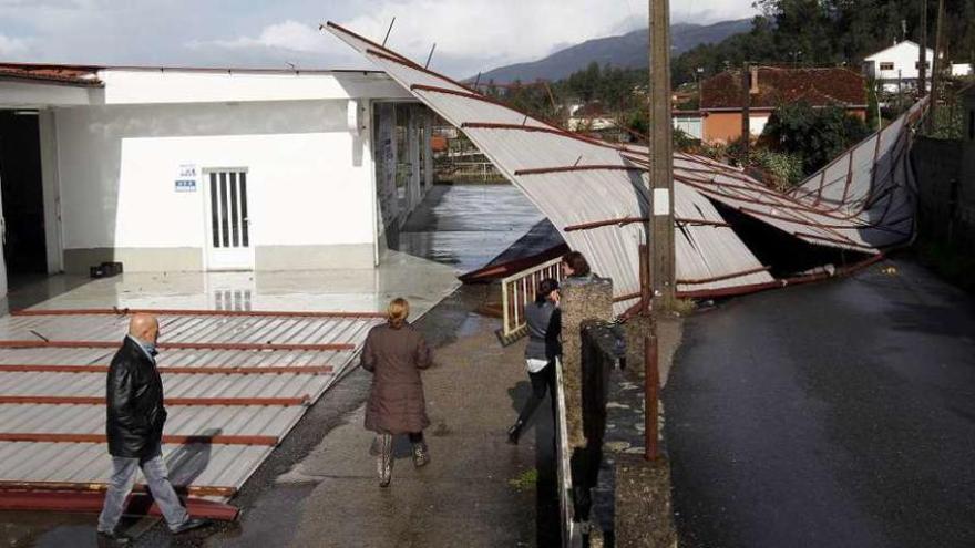 La gran estructura metálica de la nave de Mos se desplomó en plena carretera. // Ricardo Grobas