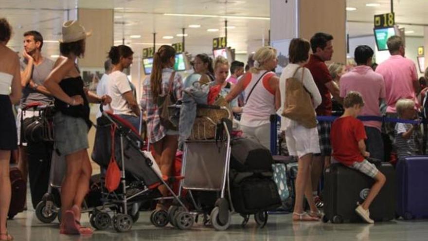 Turistas en el aeropuerto de Ibiza.