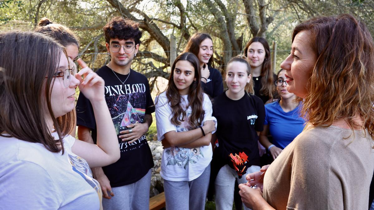 Alumnos del IES Capdepera han participado en la suelta de tortugas a la que ha asistido Armengol.