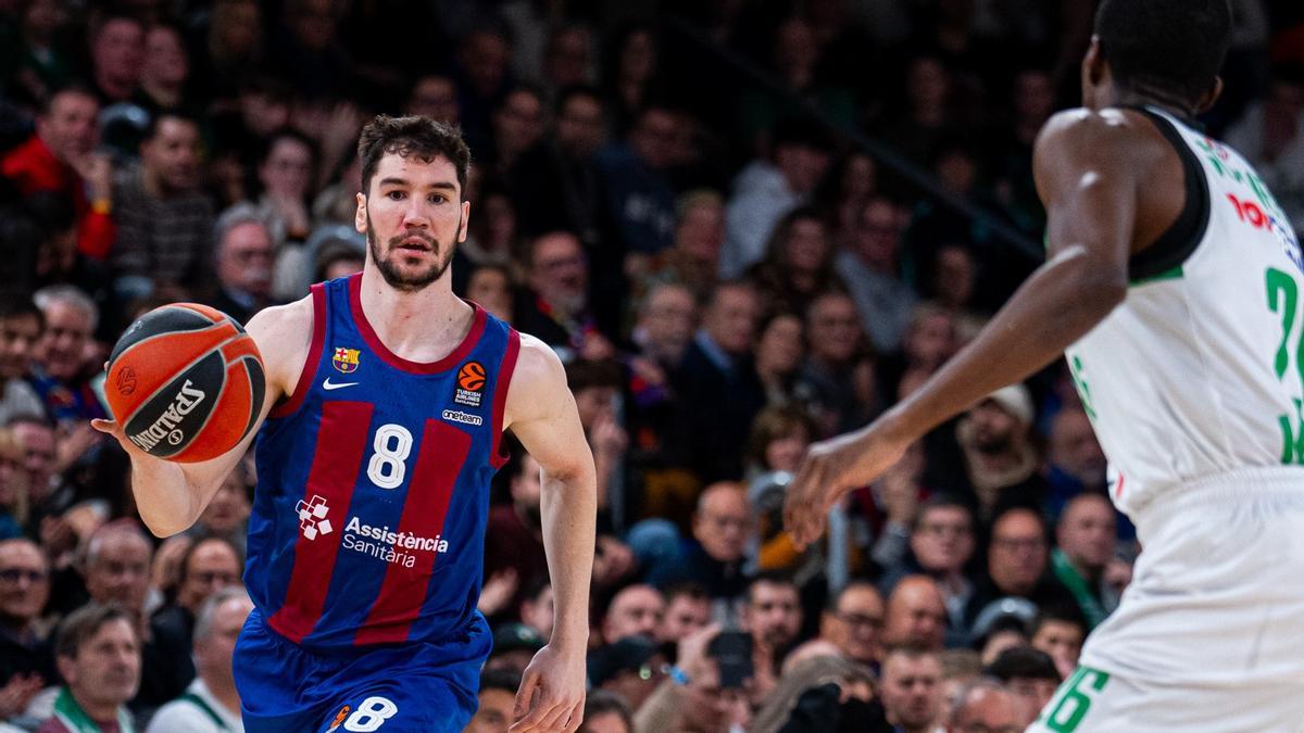 Brizuela (izquierda), durante el partido de este viernes en el Palau contra Zalgiris.