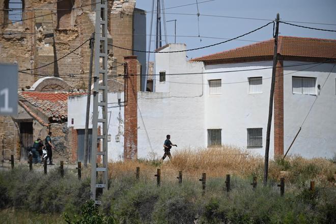 En imágenes | Operación en vivo para detener al autor del crimen de Caspe: la Guardia Civil cerca el entorno de la estación de tren