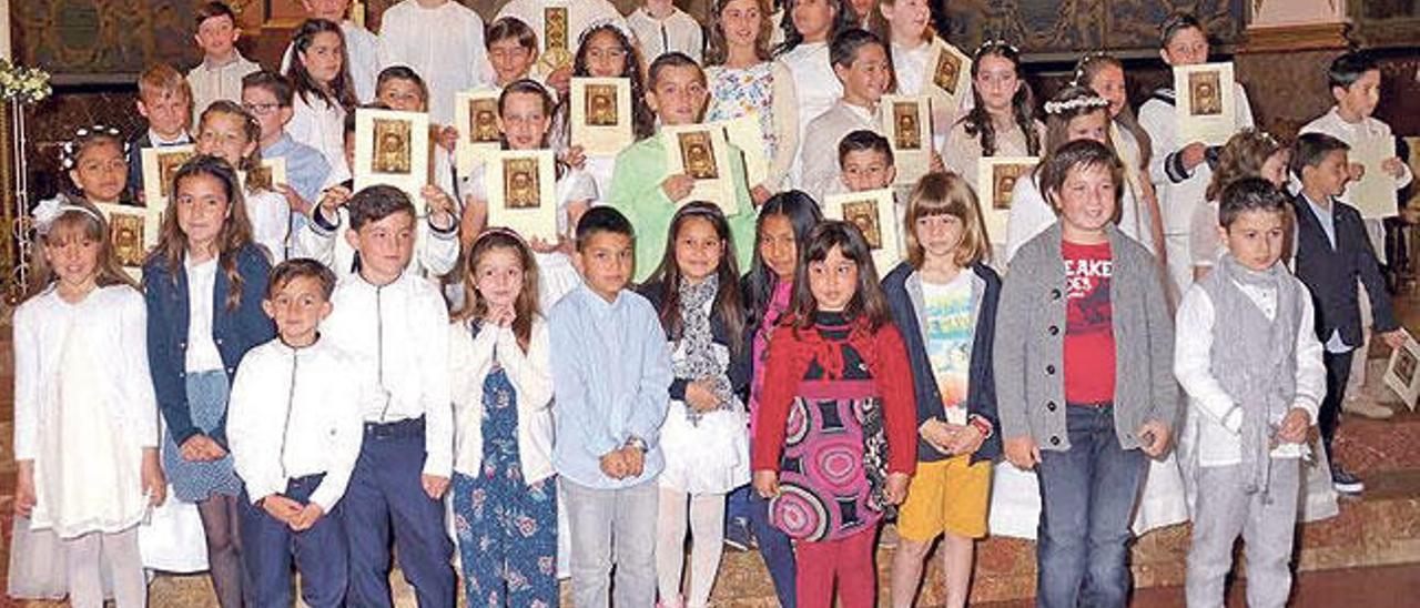 Primera comunión multitudinaria en Campos.