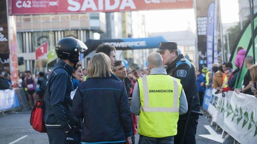 La falta de policías por el conflicto con el Concello retrasa la salida del maratón