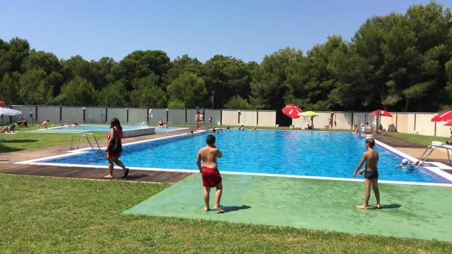 La piscina descubierta del Pinar del Grao abre sus puertas hasta el 4 de septiembre