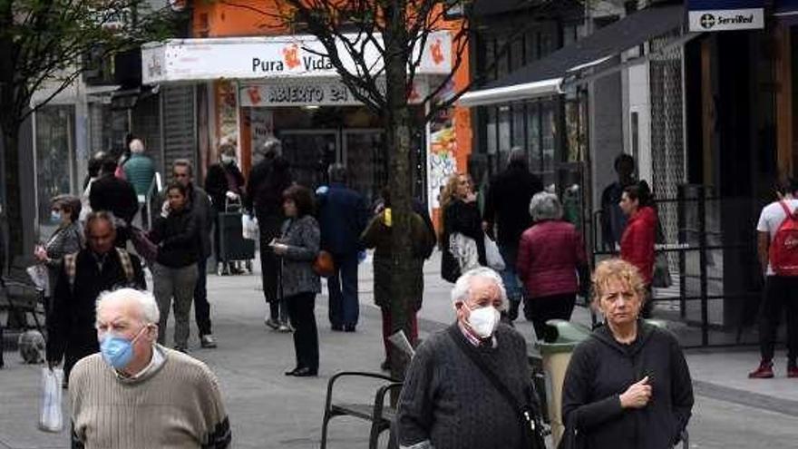 Varias personas pasean por A Coruña en el horario permitido.