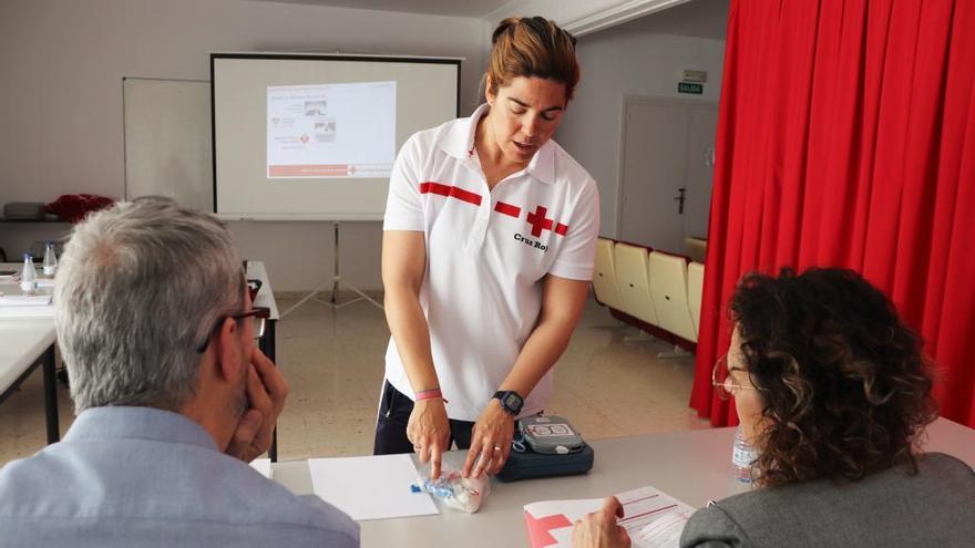 Más de cuarenta policías municipales renuevan sus conocimientos en desfibriladores con Cruz Roja Zamora