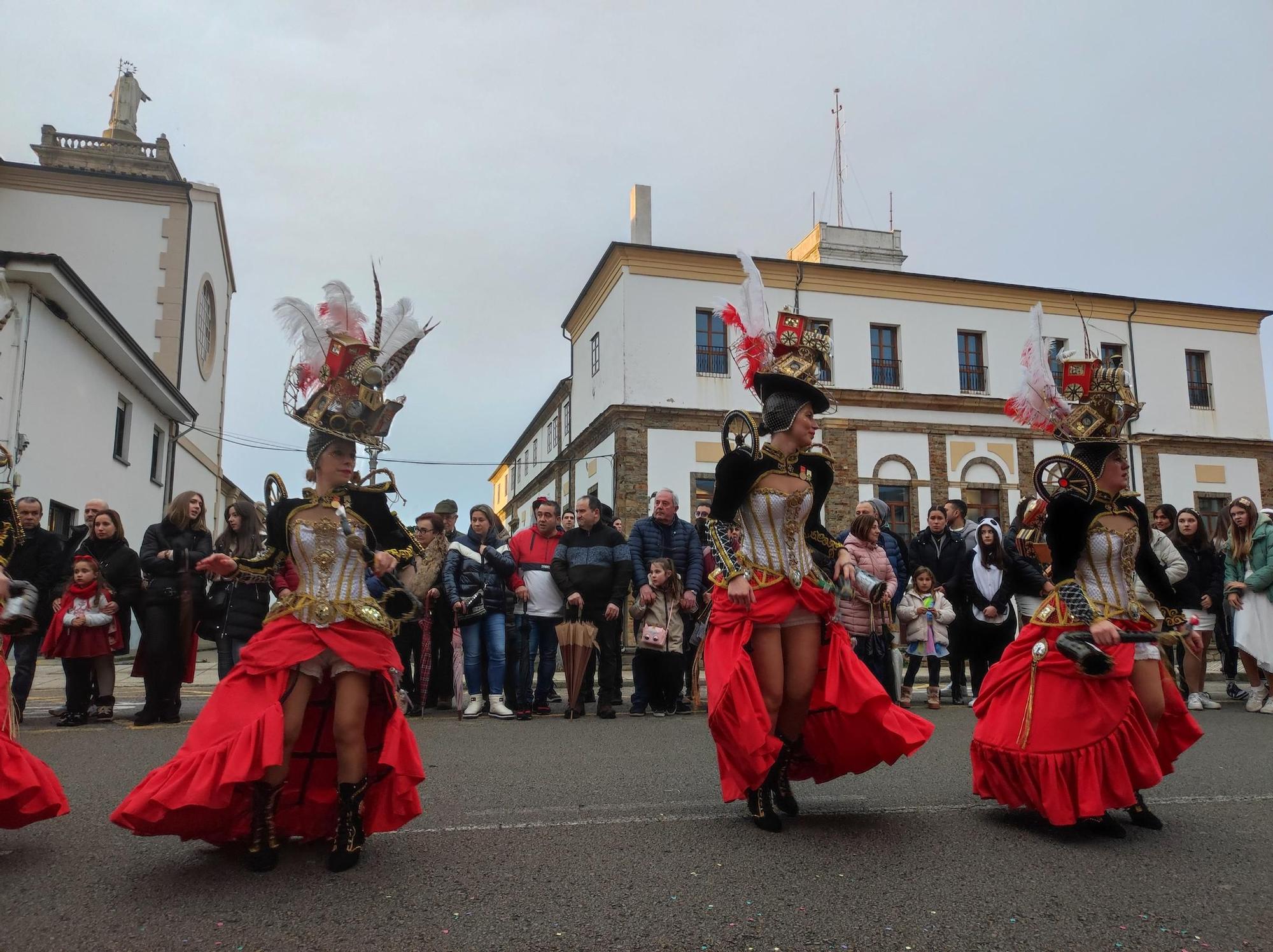 En imágenes: Las calles de Tapia se llenan para ver su vistoso desfile de Carnaval