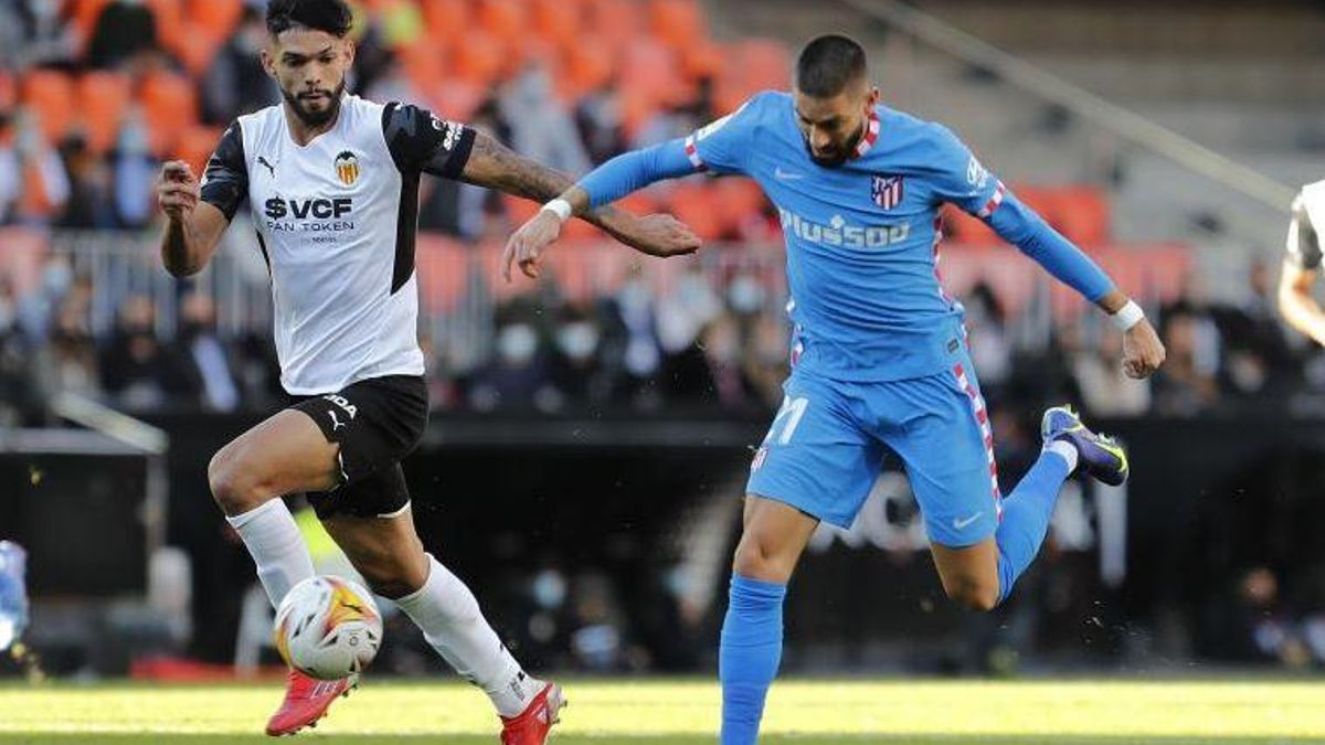 Alderete disputa un balón con Carrasco en el Valencia - Atlético