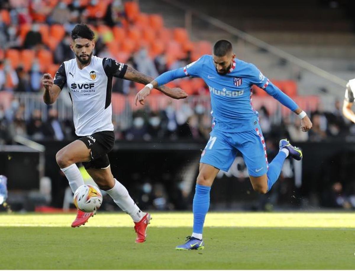 Alderete disputa un balón con Carrasco en el Valencia - Atlético