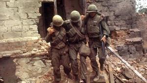 Dos soldados estadounidenses ayudan a un tercero herido en Laos en 1970.