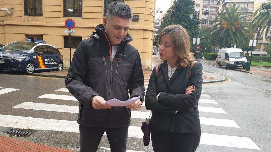 Rafael Palacios y Ana Taboada, esta mañana en la calle General Yagüe.