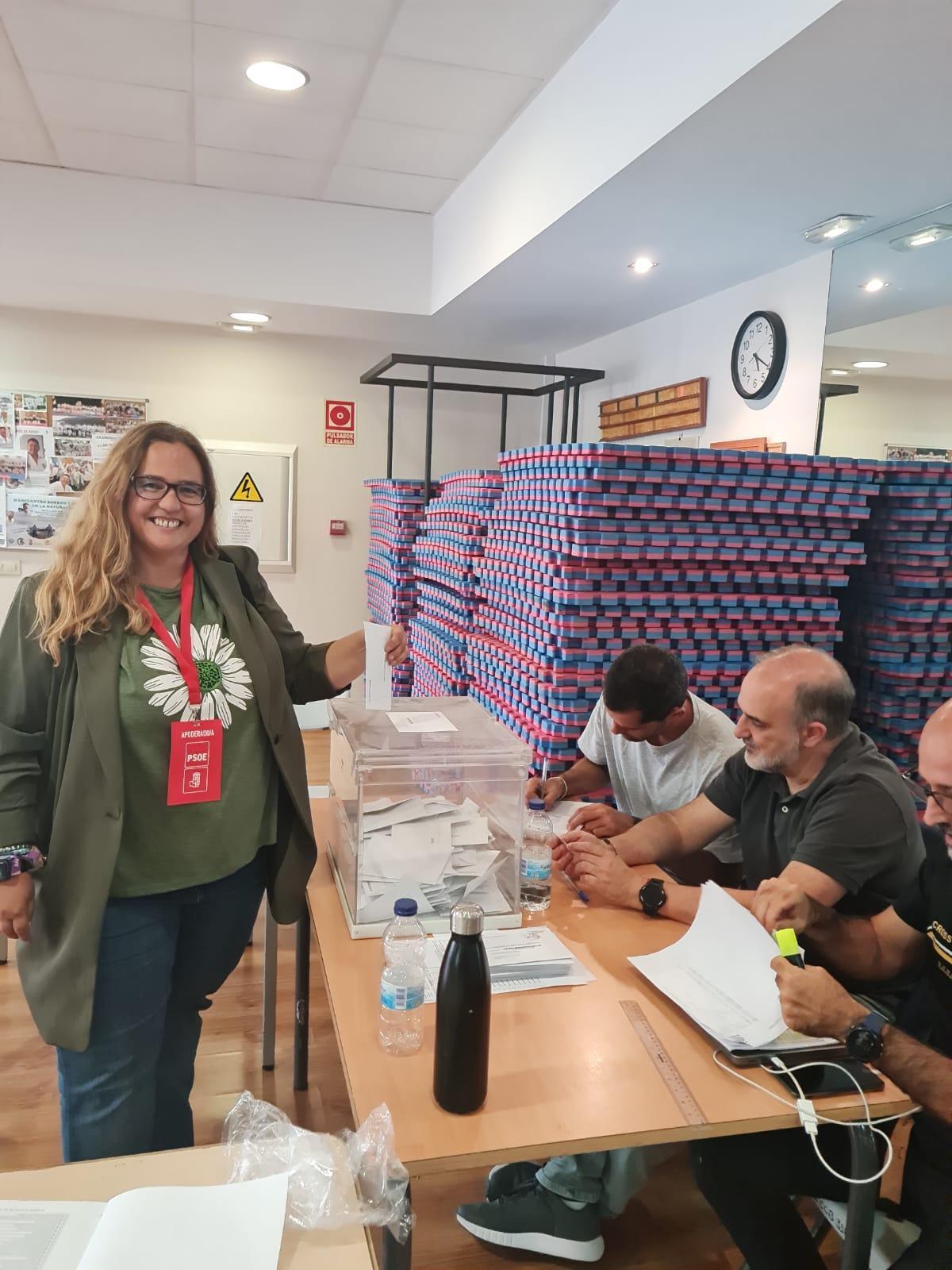 La actual alcaldesa de El Boalo, Soledad Ávila Ribada, votando en las elecciones europeas de 2024.