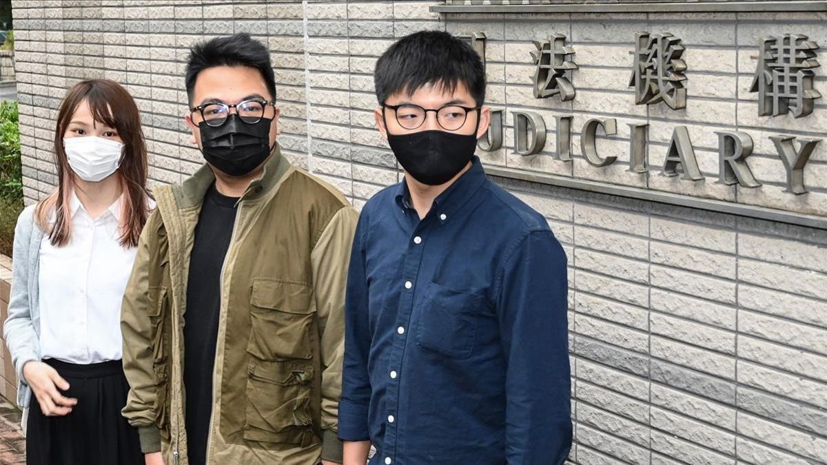 De izquierda a derecha, Agnes Chow, Ivan Lam, y Joshua Wong llegan a la corte en Hong Kong.