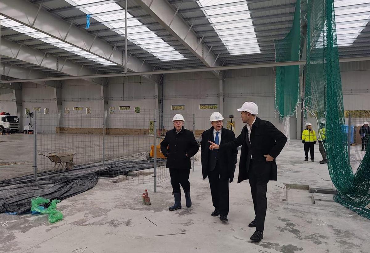 Alfredo Canteli, en el centro, entre José Luis Fernández padre y José Luis Fernández hijo, visitando las obras de la nueva nave de Autosa en el Parque Empresarial Oviedo.  | LNE