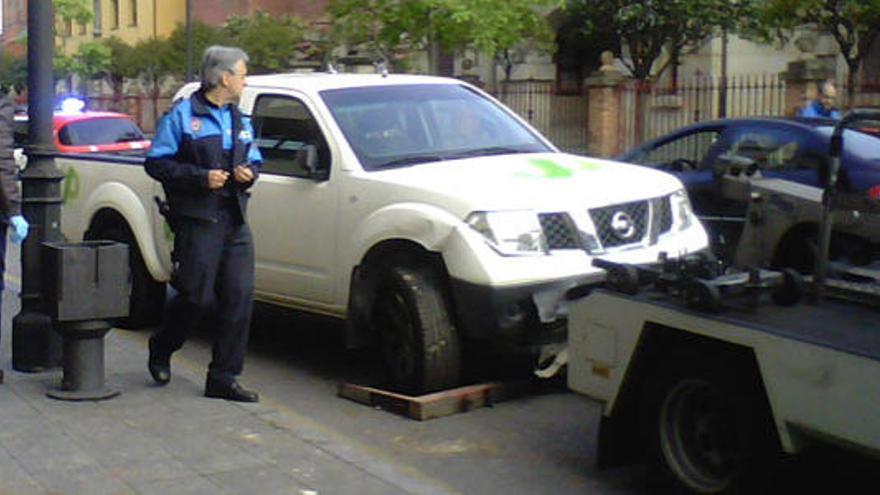 El coche con el que el detenido embistió contra los jóvenes retirado por la grúa