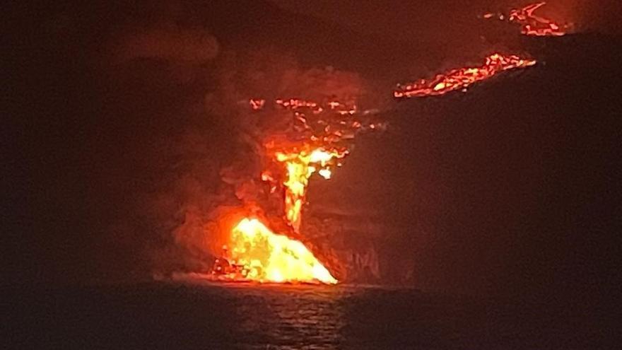 La colada de lava en el moment en el qual arriba al mar a l&#039;illa de La Palma