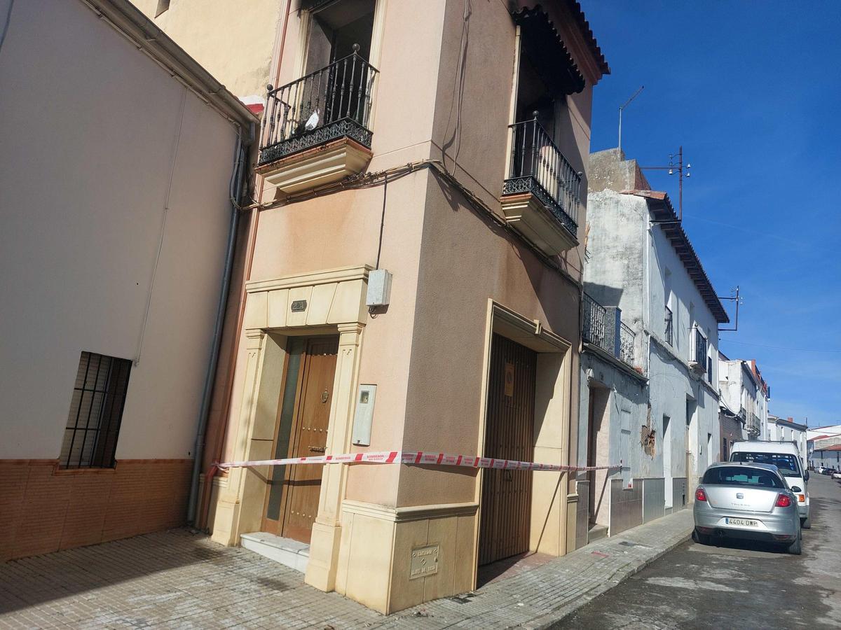 Calle Real de Belmez, con la vivienda precintada, tras la intervención de los servicios de emergencias.