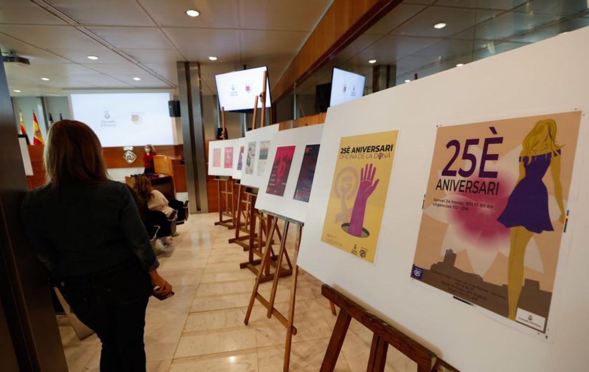 Un cartel con «mensaje de esperanza», imagen de los 25 años de la Oficina de la Dona  | J.A. RIERA