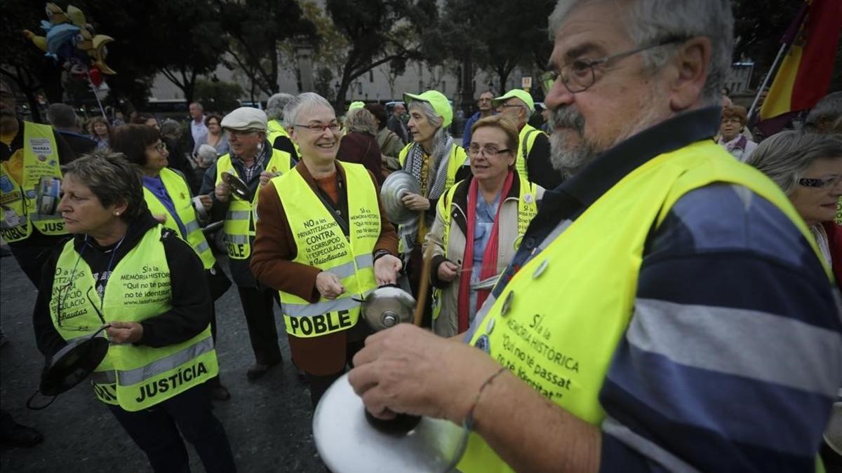 Varios jubilados de la Marea Pensionista en una manifestación en defensa de las pensiones y los servicios públicos en Barcelona, en octubre del 2015.