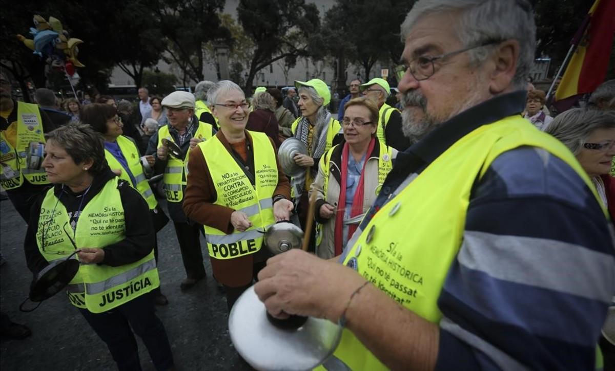 Varios jubilados de la Marea Pensionista en una manifestación en defensa de las pensiones y los servicios públicos en Barcelona, en octubre del 2015.