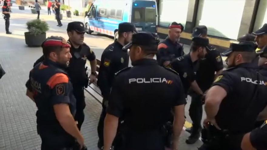 Vídeo /Mossos y policias se abrazan en Pineda ante la marcha de estos últimos