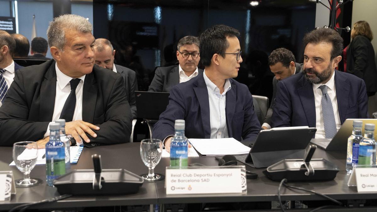 Joan Laporta (Barça), Mao Ye (Espanyol) y José Ángel Sánchez (Real Madrid), este jueves en la asamblea extraordinaria de LaLiga.