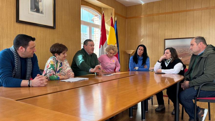 Encuentro entre representantes municipales de San Cristóbal y de la Diputación. | E. P.