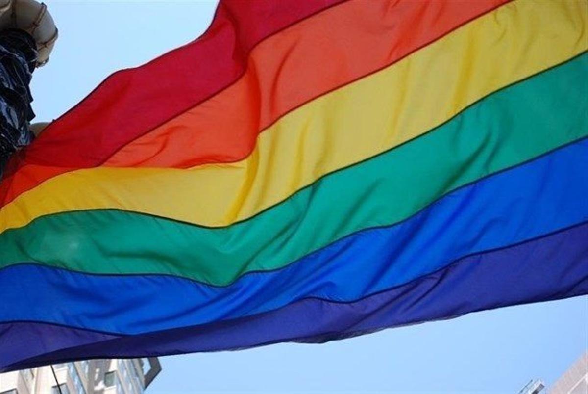Una bandera del orgullo LGTBIQ+.