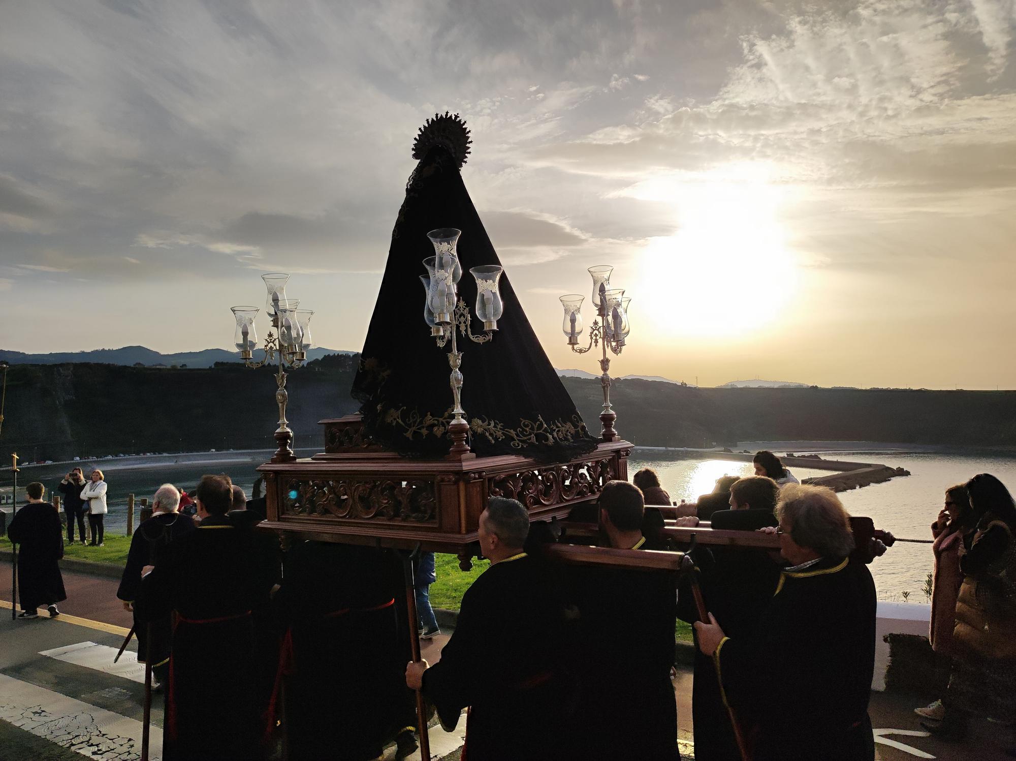 Así fue la procesión de bajada que abre la Semana Santa de Luarca