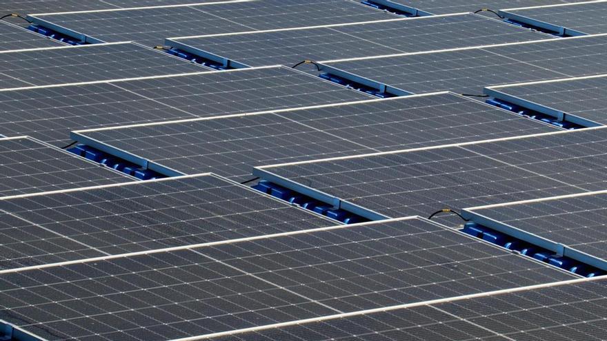 Recullen signatures a Navata i Lladó contra un projecte de 75.000 plaques solars