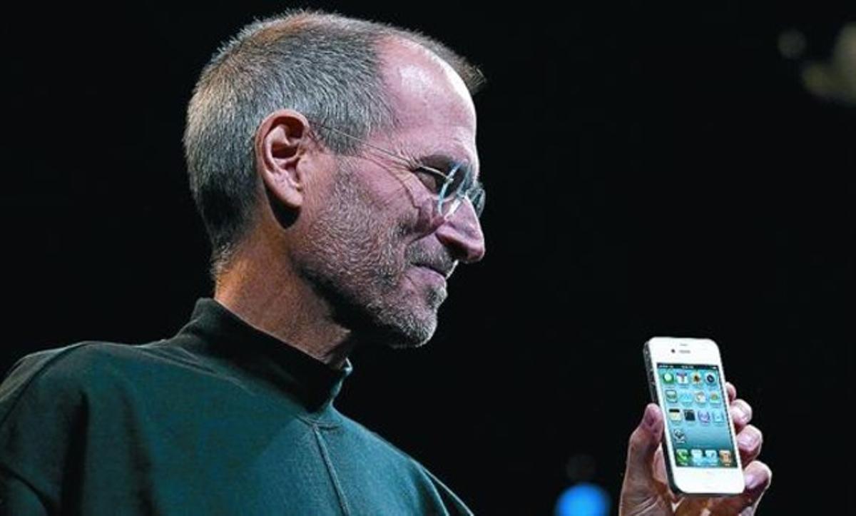 Jobs somriu amb el nou iPhone 4, ahir a San Francisco.