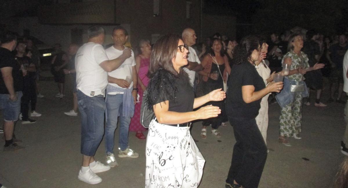 Público en un concierto en La Milla. | CARLOTA FERNÁNDEZ
