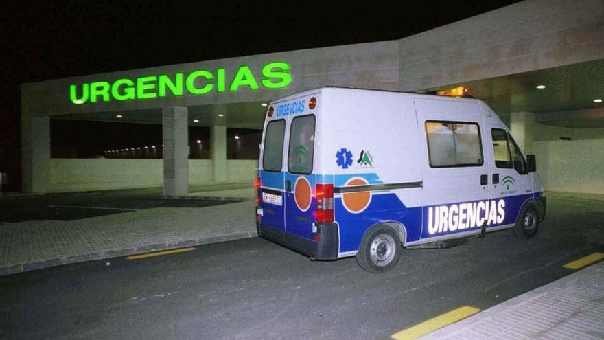 Una ambulancia llega a las urgencias del hospital de Antequera.