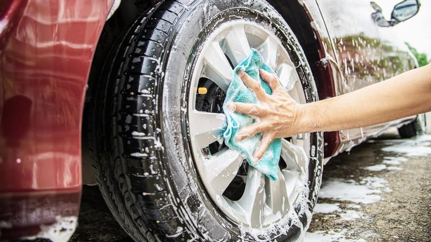 Cómo limpiar las llantas del coche para que estén siempre brillantes