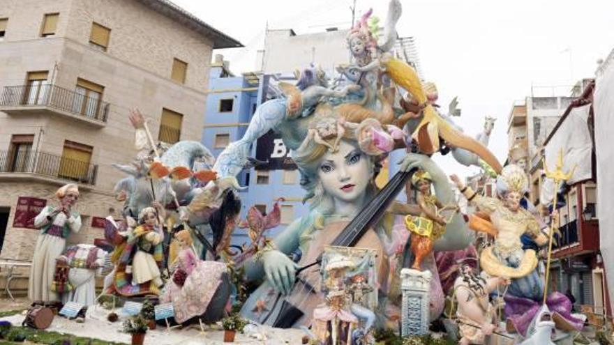 Decepción El viento derriba la falla del Mercat