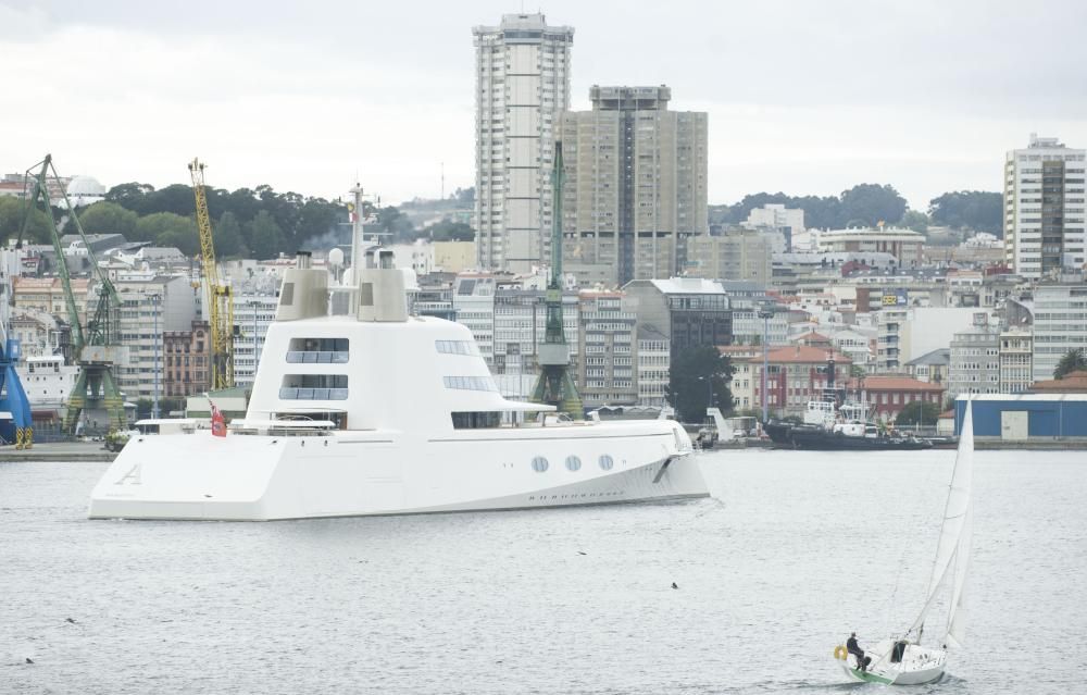 El megayate ''A'', en su entrada en A Coruña