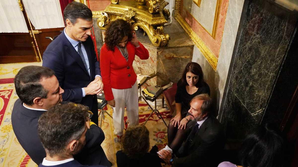 Adriana Lastra tropieza y cae al suelo cuando iba a votar en el Congreso.