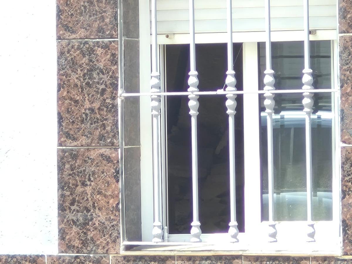Escombros en el interior de la vivienda.