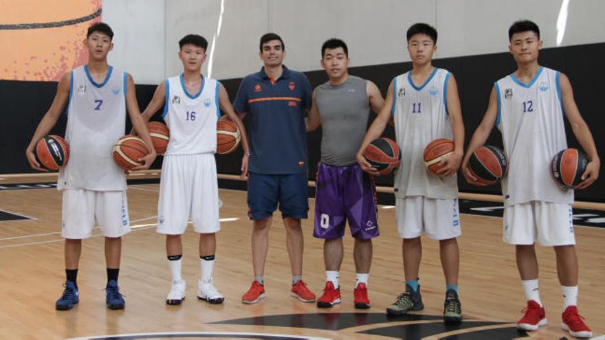 Los jugadores chinos que ya entrenan en L&#039;Alqueria juntos a entrenadores del Valencia Baket