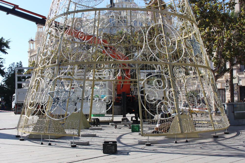 Montaje del árbol de navidad del ayuntamiento